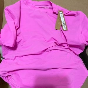 SKIMS Fits Everybody Shirt Medium Neon Orchid Short Sleeve NWT Limited Edition!